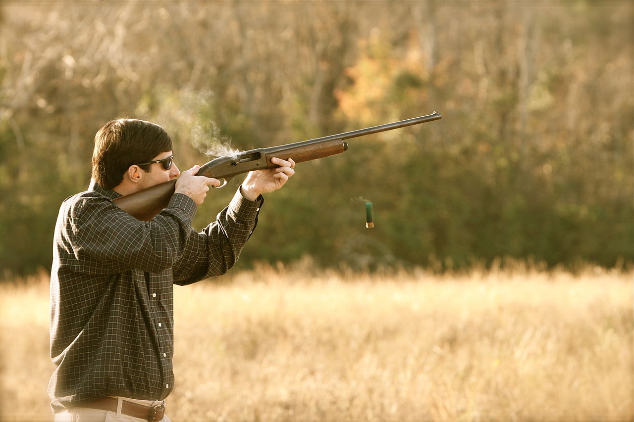 Semi-automatic_hunting_shotgun_shooting