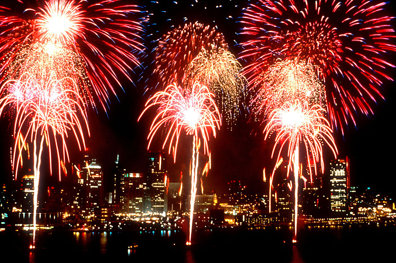 1280px-Fireworks_DetroitWindsorIntlFreedomFest